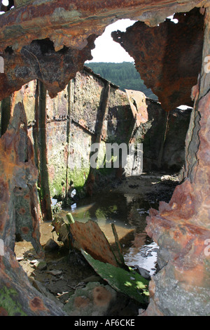 Rusty et troués coque de chaland épave sur Newry Canal près de Victoria, Newry Canal, comté de Down, Irlande du Nord Banque D'Images