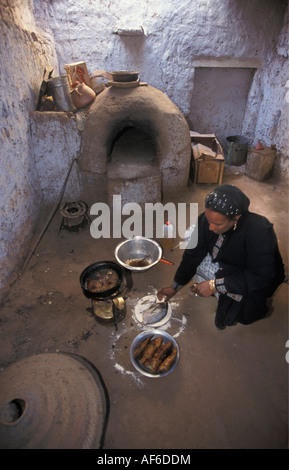 Assouan Egypte Femme de tribu nubienne Cuisiner les poissons Banque D'Images