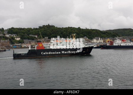 Caledonian MacBrayne Isle of Mull ferry arrivant au port d'Oban en Écosse Iona UK Banque D'Images