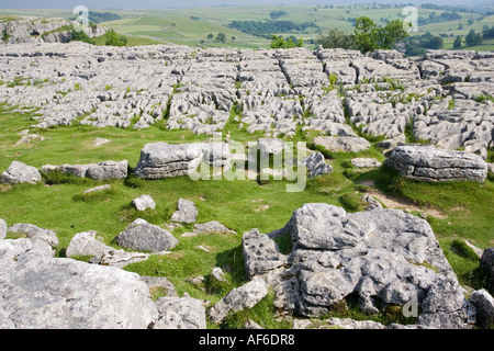 Au-dessus de lapiez Malham Cove usé et profondément érodé par les pluies acides du Yorkshire UK Banque D'Images