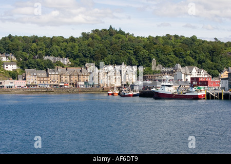 Vue sur les maisons et hôtels de la ville d'Oban le long de quayside de Harbour Ecosse UK Banque D'Images