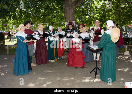 Chanteurs en costume médiéval dans la région de Bancroft jardins près de Royal Shakespeare Theatre de Stratford-upon-Avon, Royaume-Uni Banque D'Images