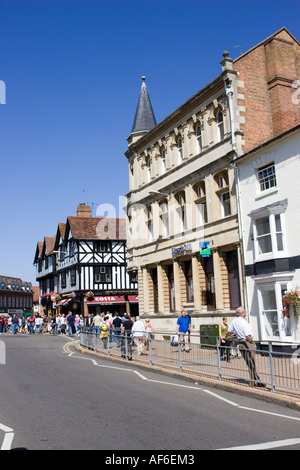 Costas coffee shop à la jonction de bâtiment noir et blanc et la Lloyds Bank Stratford Upon Avon Warwickshire UK Banque D'Images