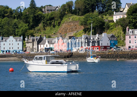 Lancement du moteur dans la région de Tobermory port avec ses maisons colorées le long quai Ile de Mull Ecosse UK Banque D'Images