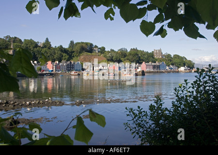 Maisons colorées le long de Tobermory Harbour avec old anchor en premier plan et les bateaux dans le port Ile de Mull Ecosse UK Banque D'Images