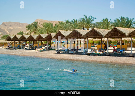 Grand angle horizontal paysage de la côte à Taba avec des gens en train de bronzer sur la plage, prises de sorties en mer. Banque D'Images