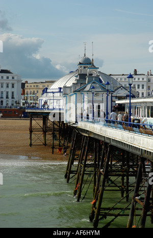 À l'arrière le long de la jetée d''Eastbourne East Sussex England Banque D'Images