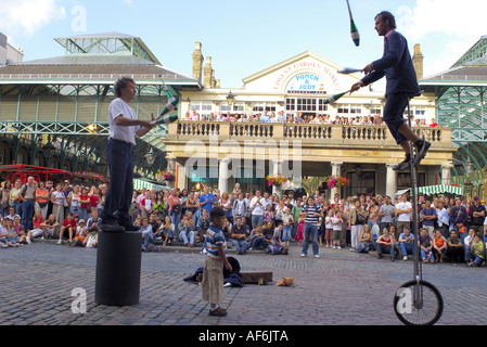 Artiste du spectacle pour enfants sur un sable jongleurs monocycle à Covent Garden Market Square Banque D'Images