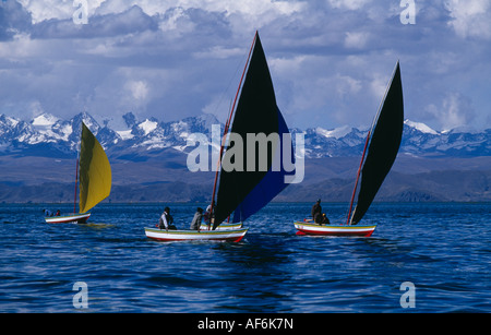 L'Amérique du Sud Bolivie La Paz Lac Titicaca Isla Suriqui régate annuelle par les pêcheurs locaux avec enneigés des Andes au-delà Banque D'Images