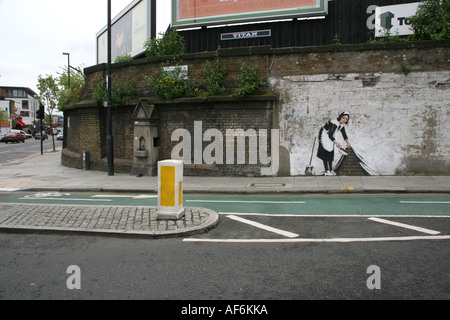 Banksy Maid le balayant sous le tapis, Chalk Farm, Londres Banque D'Images