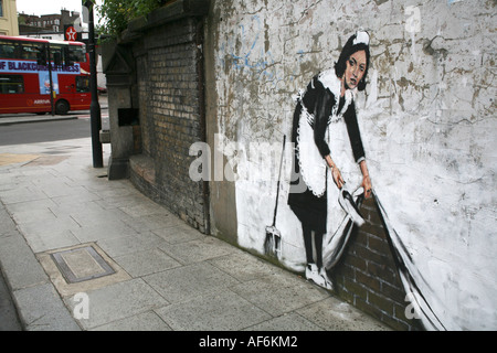 Pièce Banksy intitulé balayer sous le tapis, Chalk Farm, London England Banque D'Images