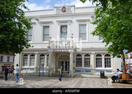 La Willis Museum, l'ancienne Mairie, Place du marché, Basingstoke, Hampshire, England, United Kingdom Banque D'Images