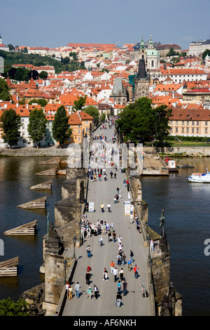 République tchèque République Tchèque Bohemia Prague touristes marcher sur le Pont Charles sur la Vltava vers petit quartier Banque D'Images