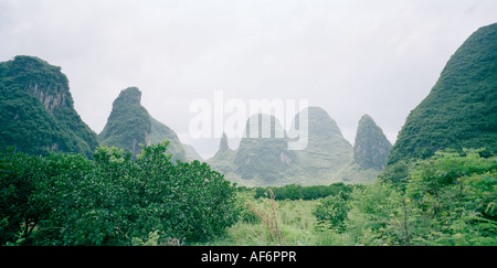 Landscapes World Travel. Un paysage montrant les montagnes de Guilin dans le Guangxi en Chine en Asie. Aventure Culture Billet d'Extrême-Orient Banque D'Images