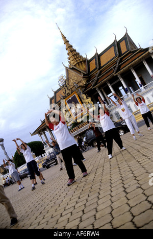 Les personnes exerçant dans l'espace public devant le Palais Royal, la Pagode d'argent - Phnom Penh, Cambodge Banque D'Images