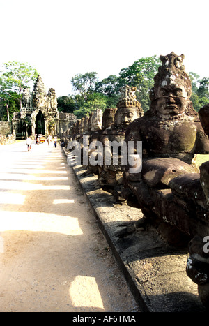 Statues sur la chaussée sud d'Angkor Thom d'Ankgor Wat-, Cambodge Banque D'Images