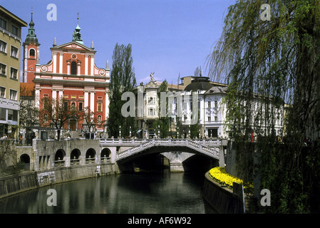 Géographie / voyages, Slovénie, Ljubljana, Preseren Square avec triple pont (construit par Joze Plecnik) et Eglise franciscaine (construit au xviie siècle), Additional-Rights Clearance-Info-Not-Available- Banque D'Images