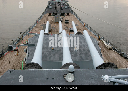 USS New Jersey BB 62 est l'un des quatre cuirassés de la classe Iowa vue du dessus des deux principales tours des armes à feu Banque D'Images