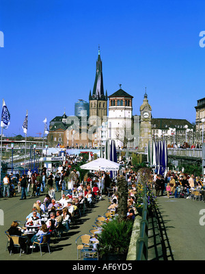 Géographie / billet, l'Allemagne, en Rhénanie du Nord-Westphalie, Düsseldorf, paysage urbain, Promenade du Rhin, vue vers la tour du château et Église Saint Lambertus, Additional-Rights Clearance-Info-Not-Available- Banque D'Images