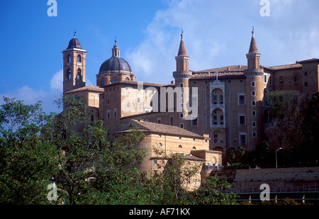 Vue sur le Palais Ducal colline fortifiée dans la ville d'Urbino Banque D'Images