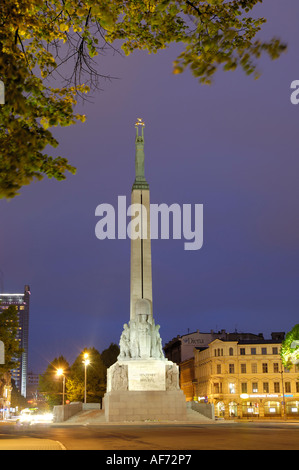 Monument de la liberté éclairée la nuit, Brivibas iela, Riga, Lettonie Banque D'Images