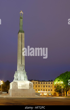 Monument de la liberté éclairée la nuit, Brivibas iela, Riga, Lettonie Banque D'Images