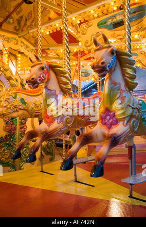 Fairground carousel ride au crépuscule Weymouth Dorset Banque D'Images