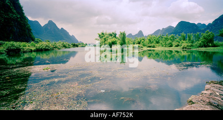 Landscapes World Travel. Un paysage montrant les montagnes de Guilin à Yangshuo Guangxi en Chine en Asie. Aventure Culture Billet d'Extrême-Orient Banque D'Images