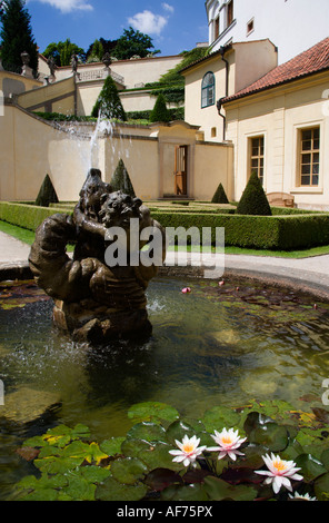 République tchèque République Tchèque Bohemia Prague Water Lily Pond et fontaine par boîte de dialogue en couverture Jardins Vrtba dans petit quartier. Banque D'Images