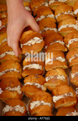 Gâteaux papillon en vente au marché gourmand Banque D'Images