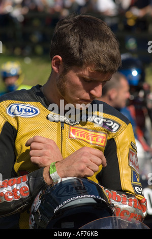 Guy Martin moto pilote et la personnalité de la télévision regardant pensif avant le début de la course classique de supervélo Banque D'Images