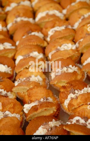 Gâteaux papillon en vente au marché gourmand Banque D'Images