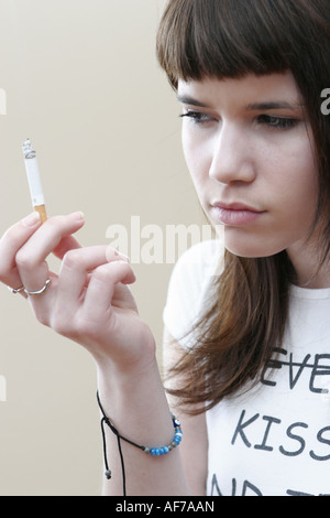 Cigarette adolescente. Elle veut arrêter de fumer. Banque D'Images