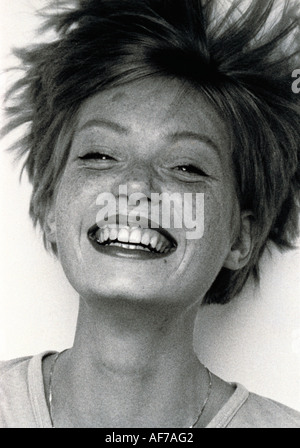 Close-up studio portrait of happy young woman smilhairstyleing. Banque D'Images