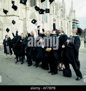 Professionnels Diplômés de l'jeter leurs cartes de mortier dans l'air. Banque D'Images