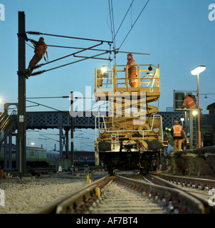 Travaux de maintenance sur des câbles électriques aériens. UK. Banque D'Images