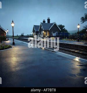 United Kingdom. L'Angleterre. Dans la gare de Horton Ribblesdale bâtiment et plates-formes. Banque D'Images