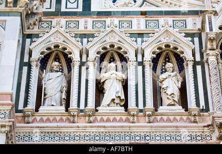 Statues religieuses sur la façade principale de la cathédrale Santa Maria del Fiore (Duomo) Florence, Italie Banque D'Images