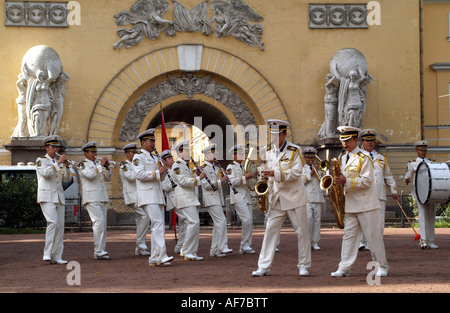 Groupe jouant de la Marine chinoise et marcher pendant une visite d'amitié à St Petersburg Russia Banque D'Images