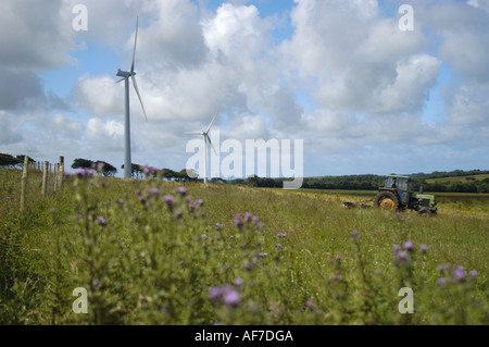 Tracteur travaillant dans un champ près de Rackenford wind farm dans le Nord du Devon en Angleterre Banque D'Images