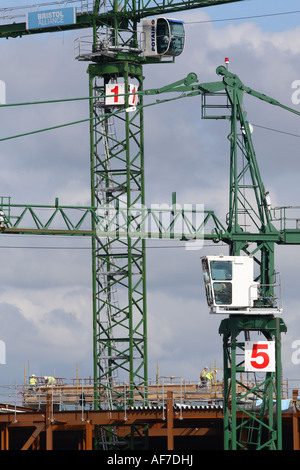 Les grues de construction sur chantier Banque D'Images