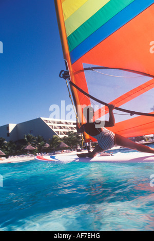 Voile au large de Cancun Yucatan Quintana Roo Mexique Banque D'Images