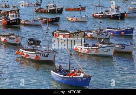 Bateaux amarrés dans le port de St Ives, à marée haute, Cornwall, England, UK Banque D'Images