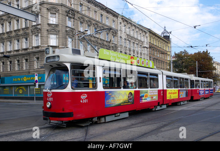 Ligne rouge 18 voiture de tramway en direction de West Bahnhof à Vienne le Neubau (English Banque D'Images