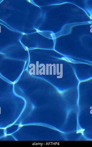 Résumé Étude de l'eau et de la lumière du soleil dans une piscine Banque D'Images