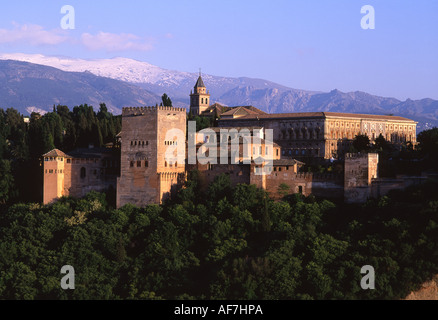 Palais de l'Alhambra Grenade Sierra Nevada en arrière-plan Andalousie Espagne Banque D'Images