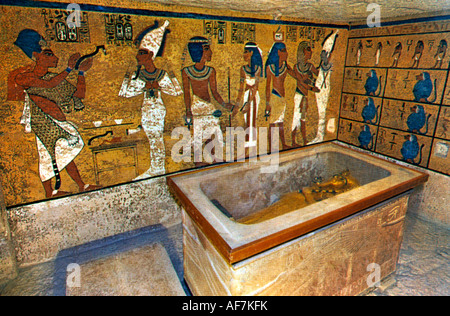 Tombeau de Toutankhamon KV62 chambre funéraire avec sarcophage et peintures de tombeau - le mur nord de la chambre funéraire montrant Toutankhamon suivi par le sien Banque D'Images