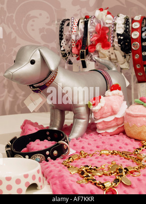 Divers produits exposés dans un magasin d'accessoires pour animaux de luxe des colliers de chien laisses bols jouets alimentaire Banque D'Images