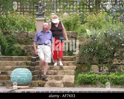 Couple de personnes âgées aux prises avec des mesures de fortune ancienne dans un jardin italien à Haywards Heath Jardins Borde Hill West Sussex Banque D'Images