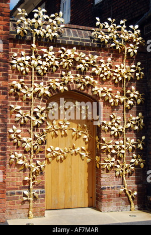 Centre d'apprentissage, clore guilded porte d'entrée, Hampton Court Palace, Grand Londres, Angleterre, Royaume-Uni Banque D'Images